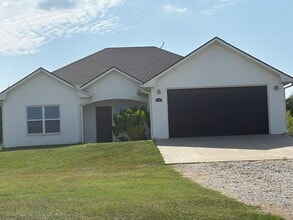 Building Photo - 396 Western Hills Dr