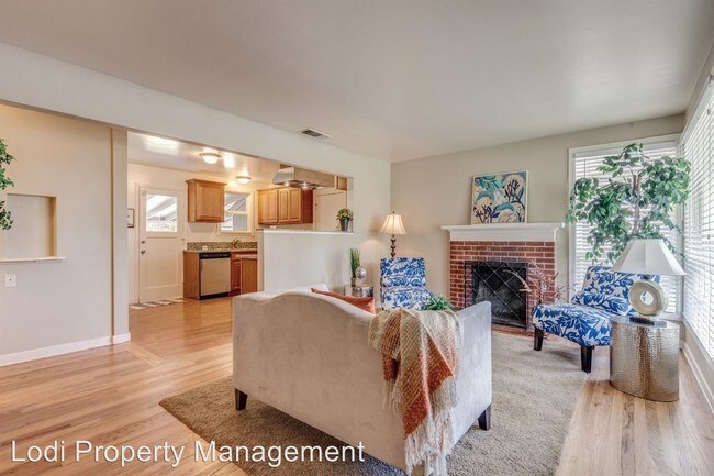 Building Photo - 2433 Avalon Dr