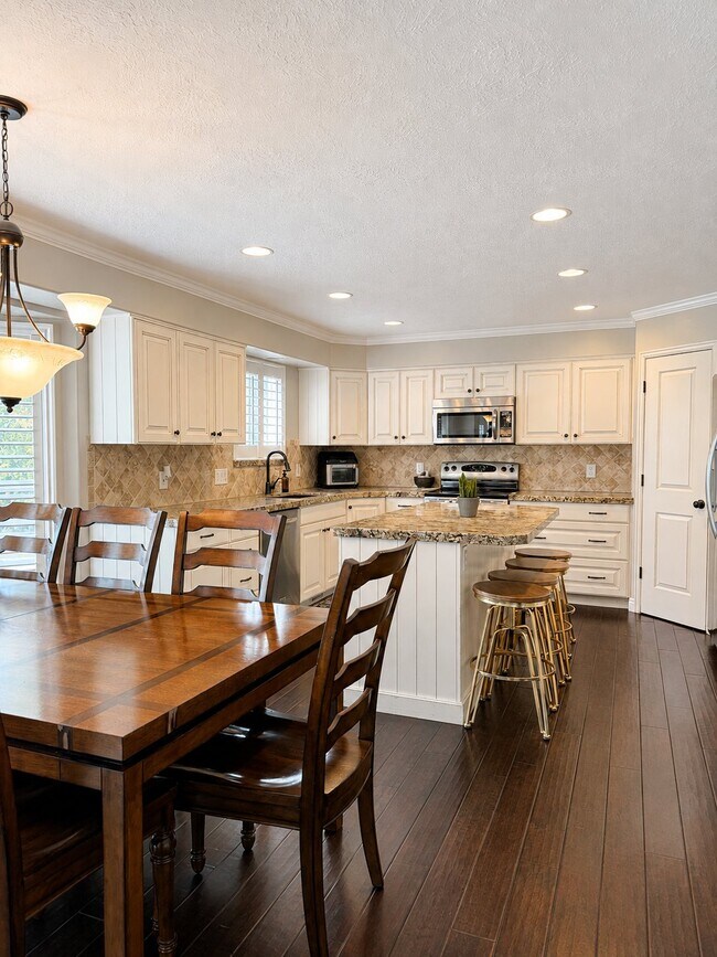 Building Photo - 7136 Ponderosa Dr