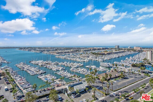 Foto del edificio - 13700 Marina Pointe Dr