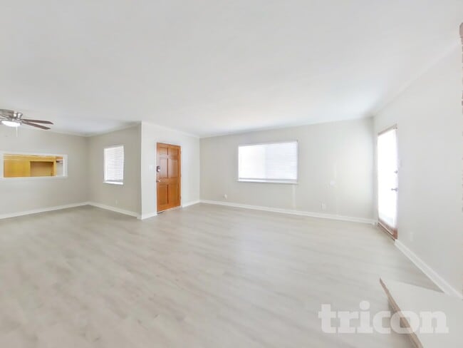 Foto del edificio - 10301 Sorrills Creek Ln