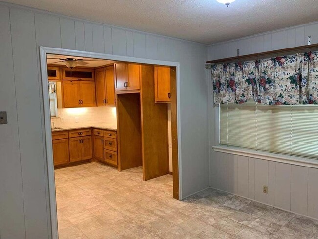Building Photo - Beautiful 4 Bedroom Home