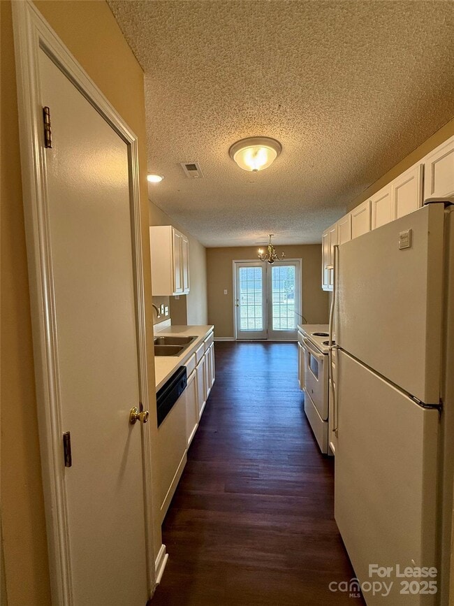 Building Photo - 7037 Breeders Cup Cir