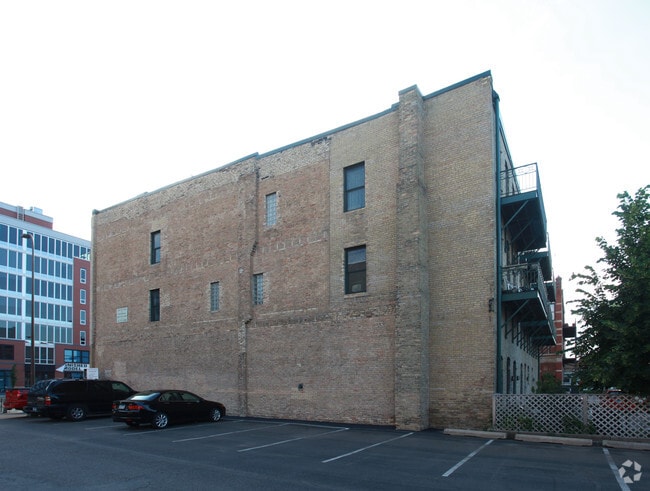 Building Photo - 1025 Washington Ave S