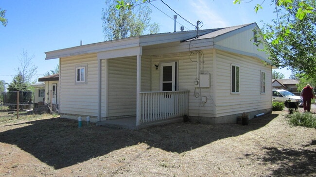 Building Photo - Lovely Fully Furnished 2 bed, 1 bath home