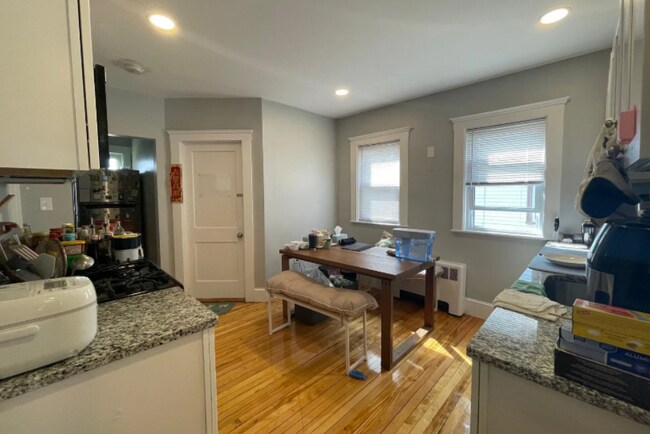 Foto del edificio - 72 Frederick Ave