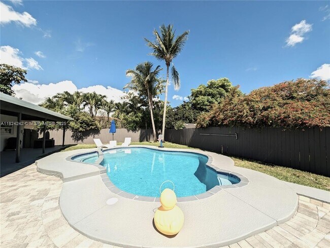 Foto del edificio - 10680 NW 6th Ct
