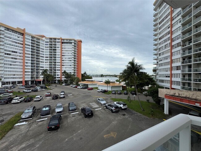 Foto del edificio - 1351 NE Miami Gardens Dr