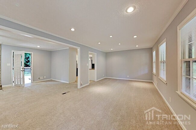 Building Photo - 430 Beaumont Dr SW