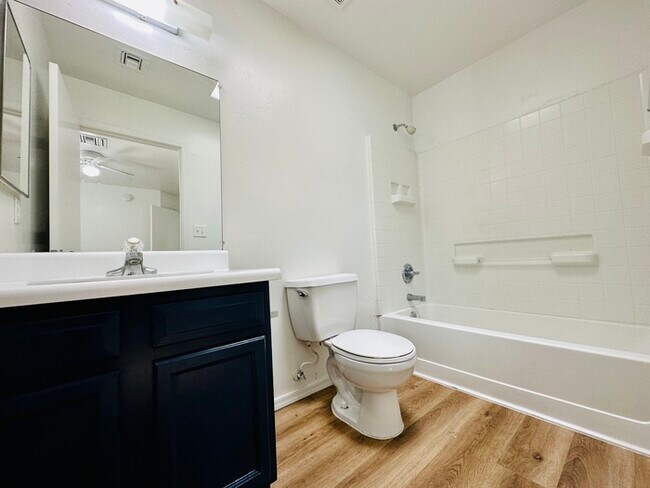Foto del edificio - Open Layout 3 Bedroom with Washer/Dryer Ho...