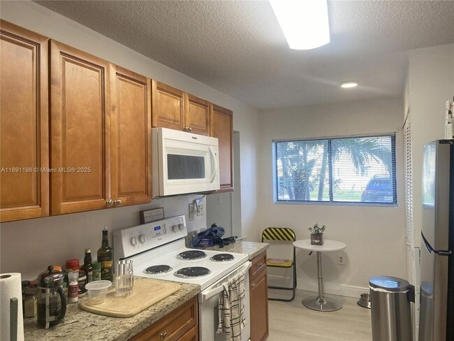 Foto del edificio - 413 Palm Cir E