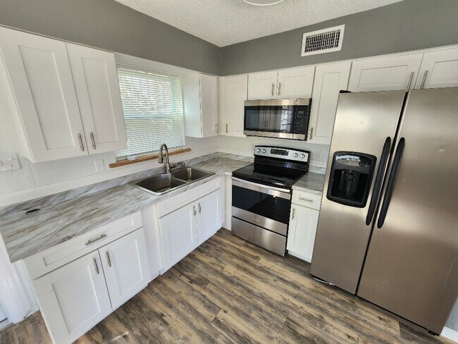 Foto del edificio - Beachside 2 Bedroom Duplex One Block from ...