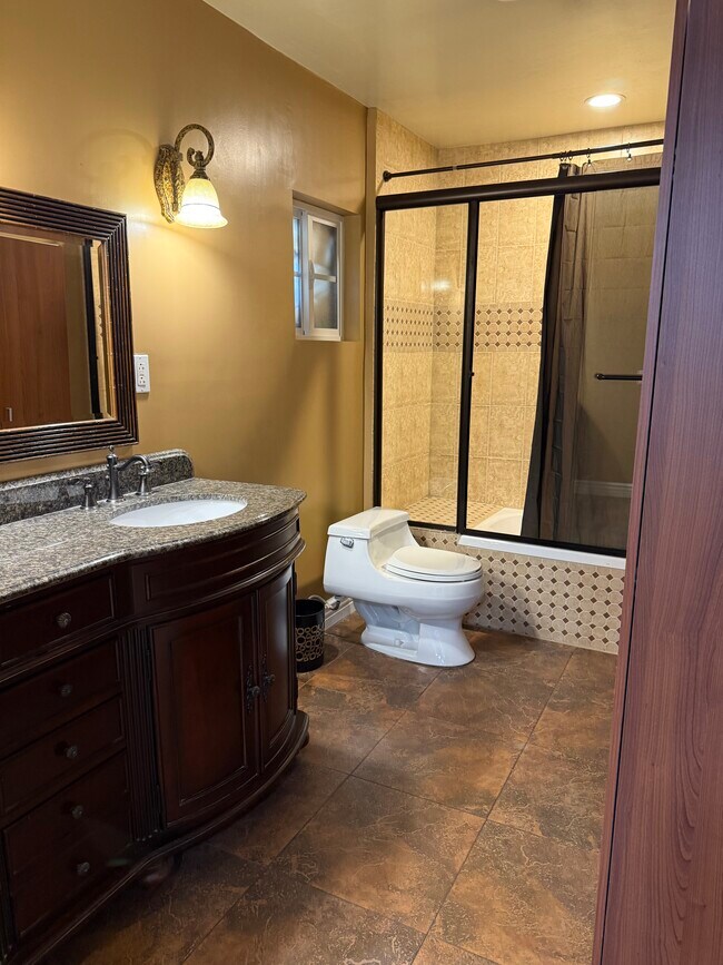 Baño principal - 1125 Stanley Ave