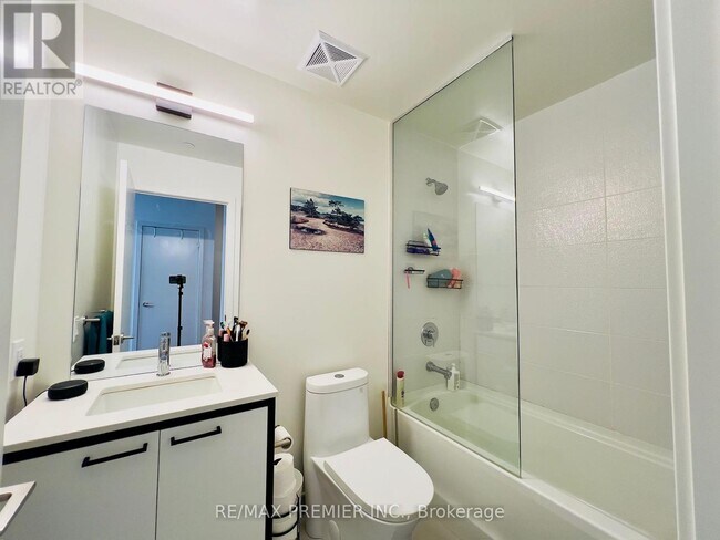 Photo du bâtiment - 705-1808 ST CLAIR Ave