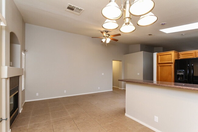 Foto del edificio - 932 Clubview Dr