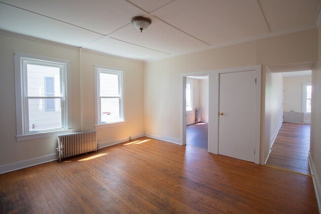 Building Photo - 207 Maple St