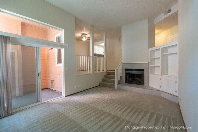 Building Photo - Spacious Townhome - GARAGE - Light and Bri...