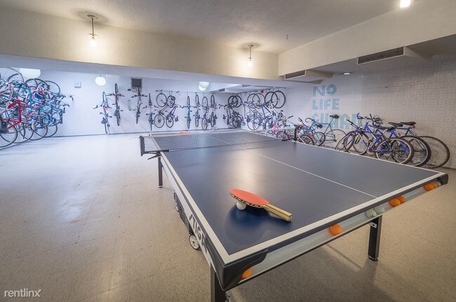 Foto del edificio - 445 W Barry Ave