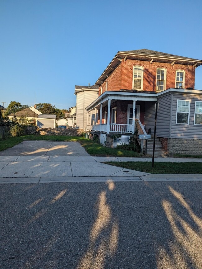 Building Photo - 927 Ontario St