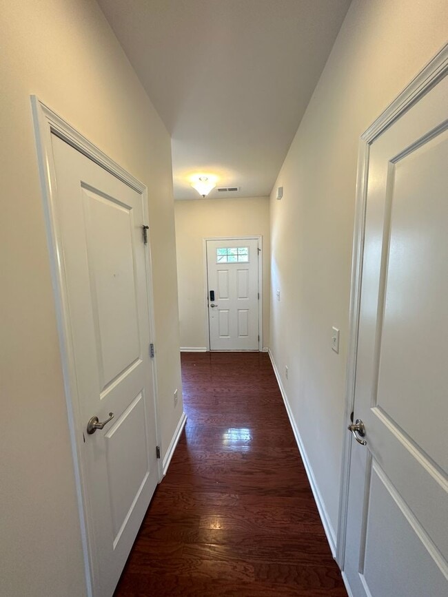 Building Photo - Townhome in Edison Square