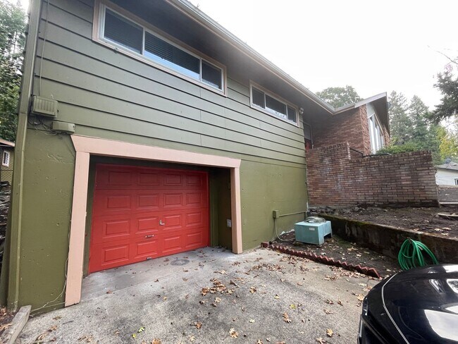 Building Photo - 3 bedroom 2 bath House with Garage