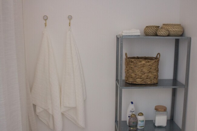 Building Photo - 605 SE Chester Ave