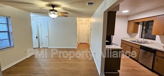 Foto del edificio - 406 Whitewing Cir