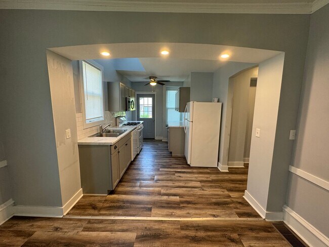 Foto del edificio - Spacious 2BR Duplex with Laundry Hookups + Big Yard