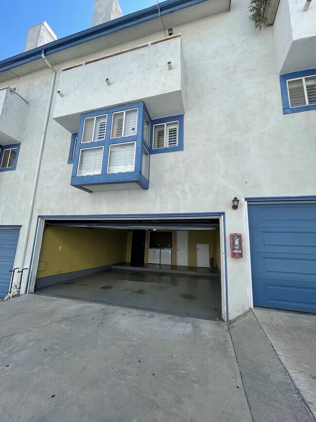 attached garage - 534 Venice Way