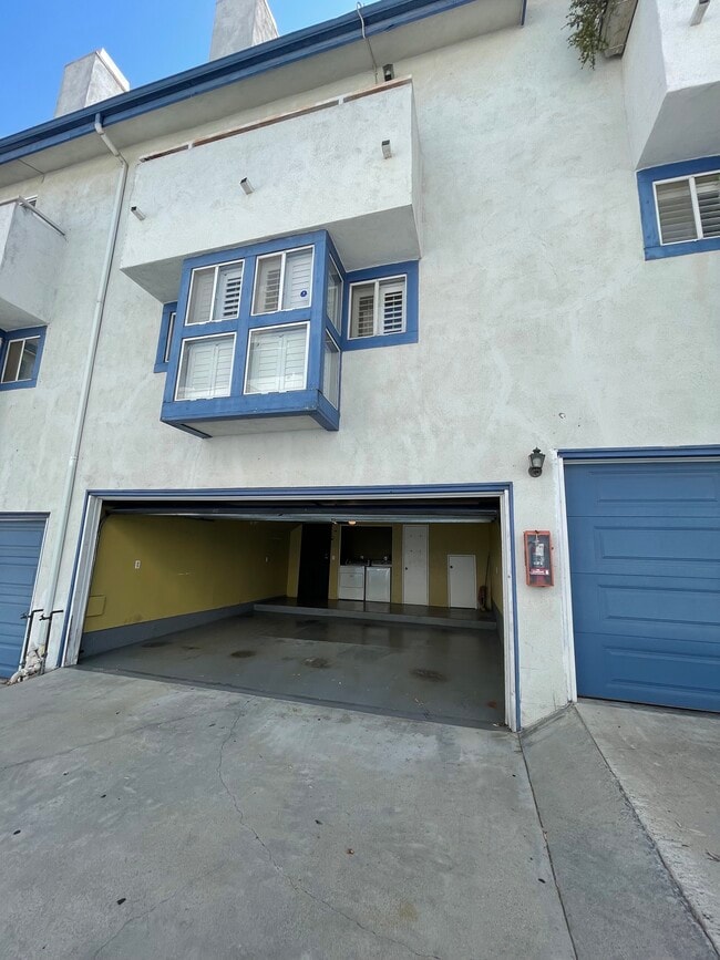 attached garage - 534 Venice Way
