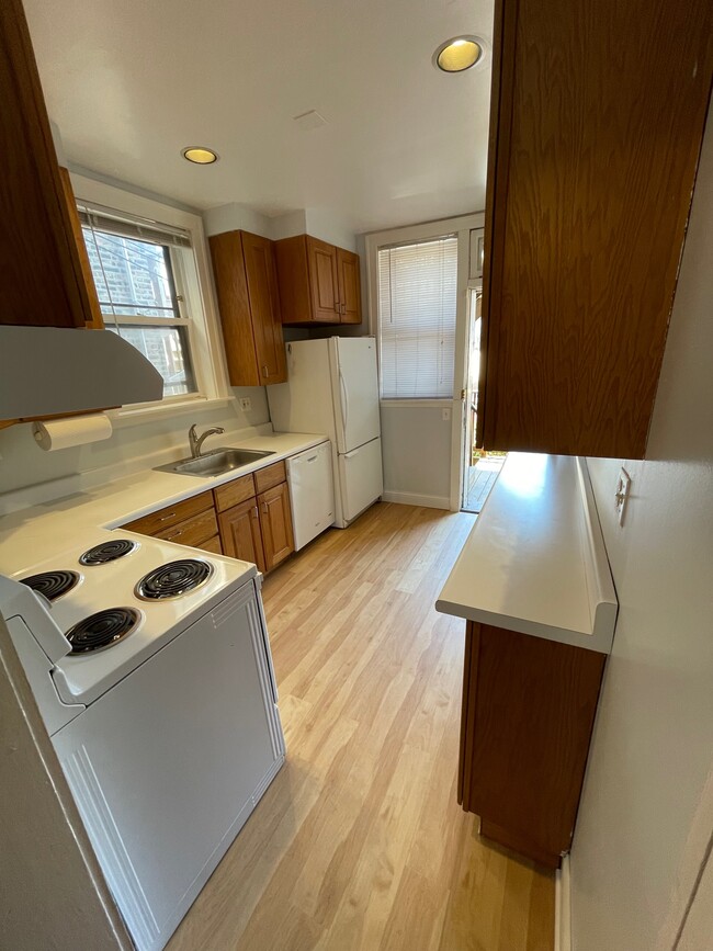 Building Photo - 2027 W Berwyn Ave