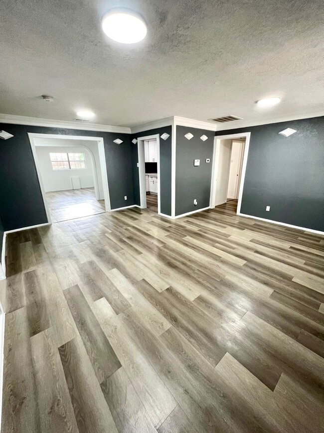 Foto del edificio - 2107 Garvey Dr