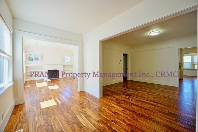 Building Photo - *2 Weeks Free Rent!* Versatile & spacious ...