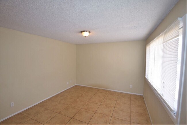 Building Photo - 2047 N 48th Ln