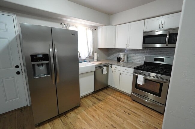 Building Photo - 2626 Sierra Dr NE
