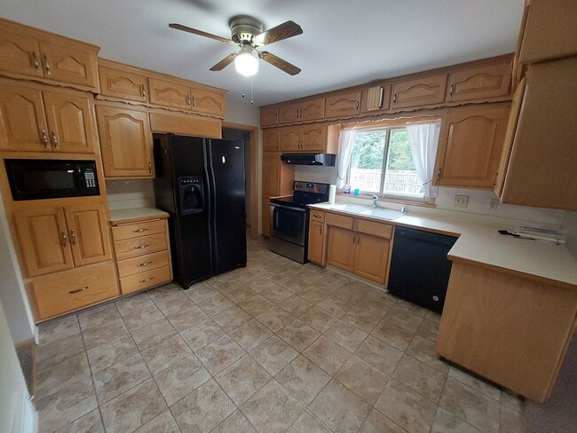 Building Photo - 3 Bedroom 1 1/2 bath brick ranch with 2 ca...