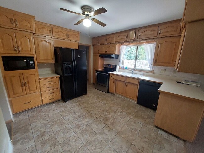 Foto del edificio - 3 Bedroom 1 1/2 bath brick ranch with 2 ca...