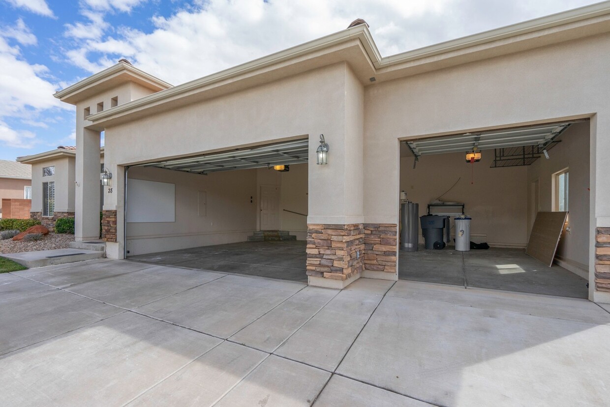 Primary Photo - Pet Friendly home in Painted Desert