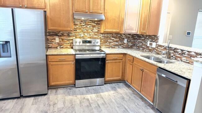 Foto del edificio - 3BR Townhouse Condo with Garage "ASK ABOUT OUR ZERO DEPOSIT"