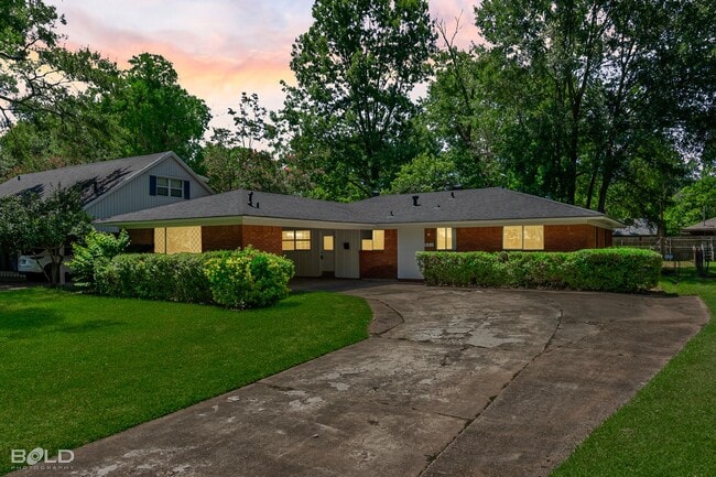 Building Photo - BEAUTIFUL 3 BEDROOM 2 BATH IN SPRINGLAKE, UNIVERSITY TERRANCE NEIGHBORHOOD