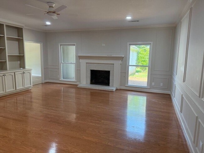 Building Photo - Beautiful 4 Bed 2.5 Bath Available Now!