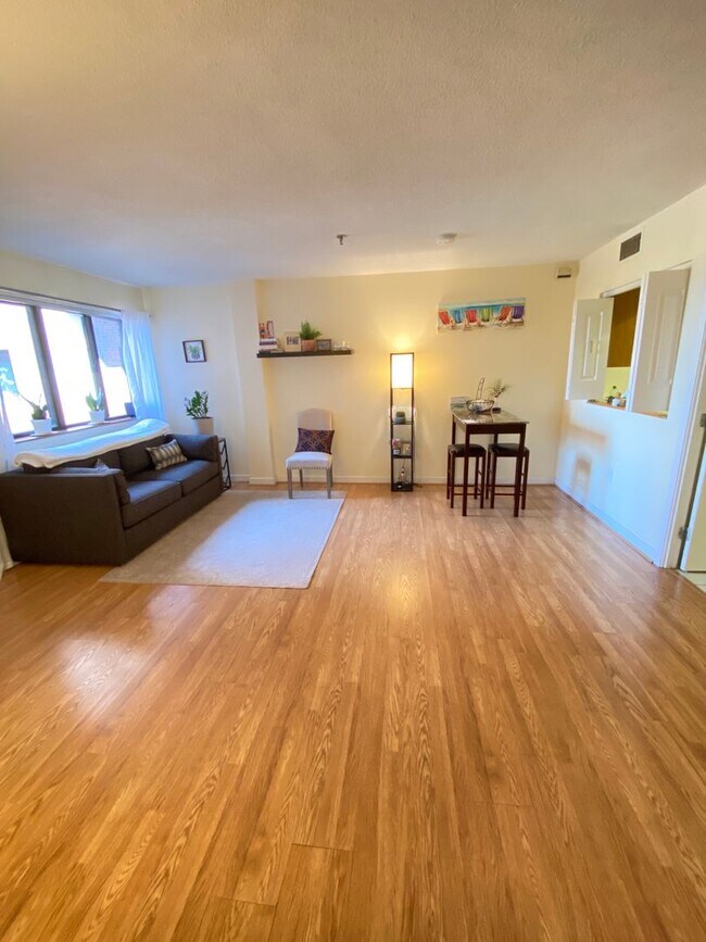 Building Photo - The perfect condo with everything on your ...