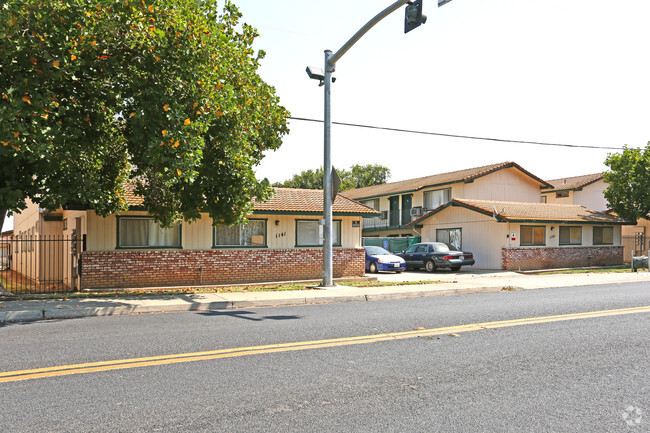 Building Photo - Evergreen Apartments