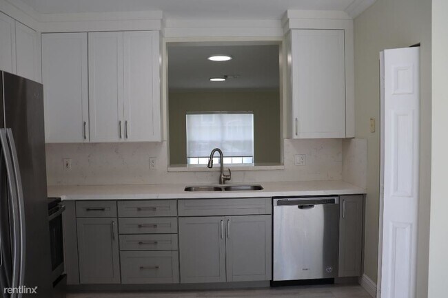 Foto del edificio - 3 br, 2.5 bath Townhome - 16226 Emerald Co...