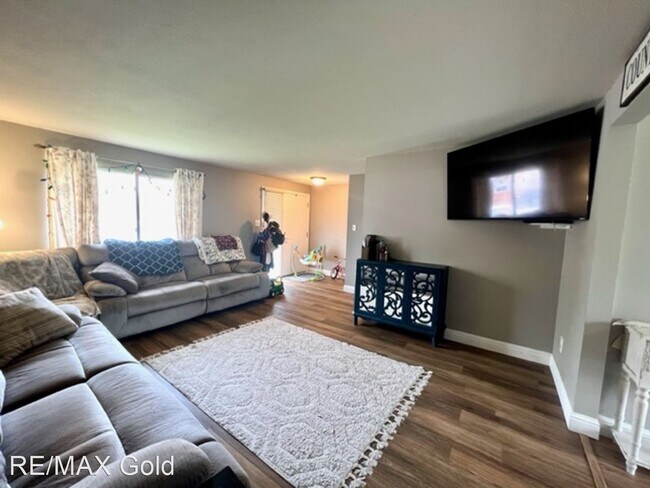 Building Photo - 3 br, 2 bath House - 690 East Huffaker Lane
