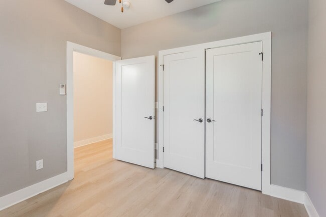 Building Photo - Downtown Townhome!