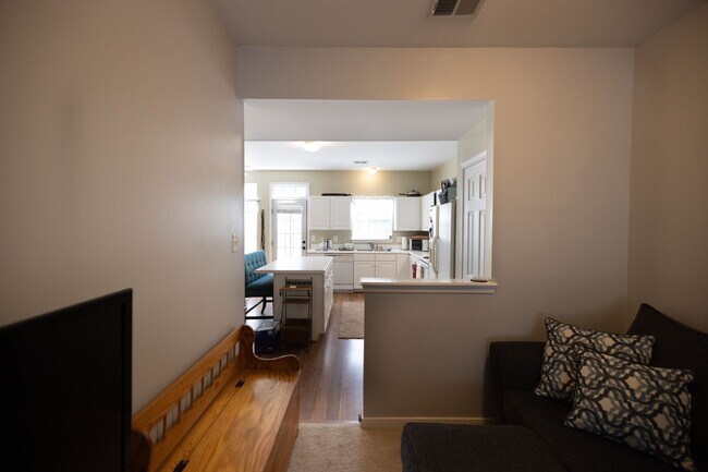 Building Photo - 3 bed/ 2.5 Bath - Townhouse in Laurel - Av...