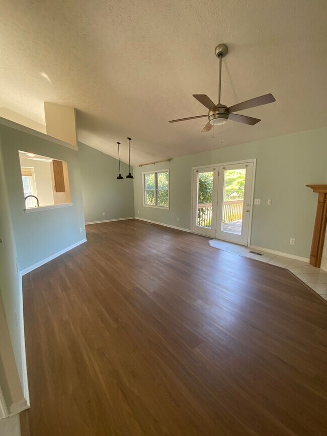 Building Photo - Spacious 4 Bedroom, 2.5 Bath Home