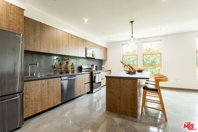 Foto del edificio - 547 N Sweetzer Ave