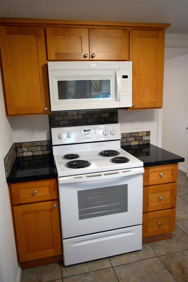 Foto del edificio - 37562 Row River Rd